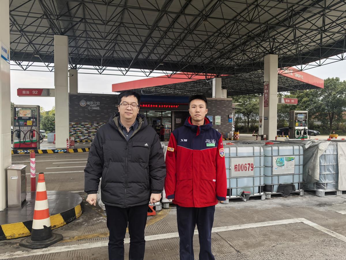 屠家欢与企业合影.jpg